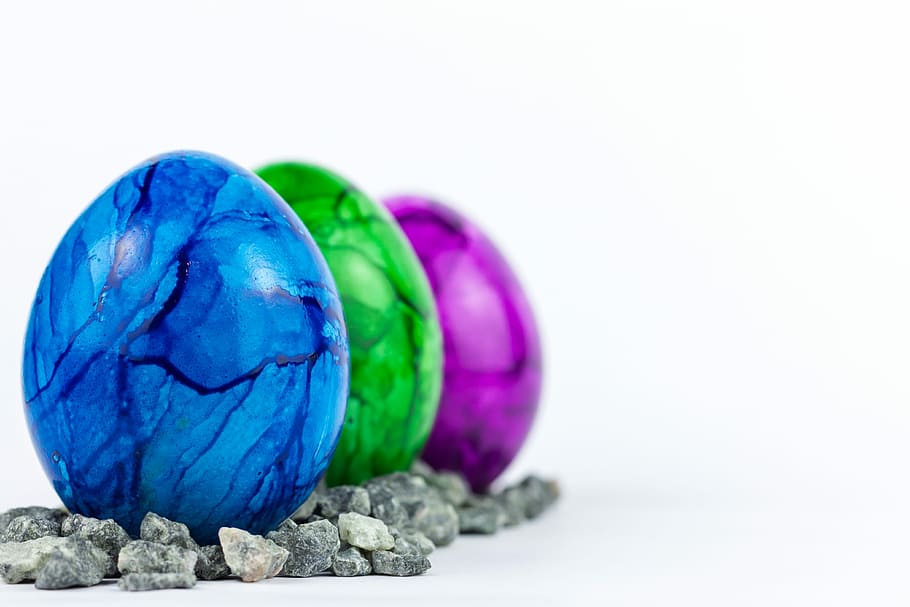 tres, blau, verd, porpra, ous, apilats, Pròxim, ous de Pasqua, Pasqua, Feliç Pasqua, ou, colorit, de colors, ou de Pasqua, color, decoració, salutació de pasqua, ous de colors, pintura d'ous de Pasqua, primavera, decoració de pasqua, tradició, fons blanc, primer pla, cap gent, ocell, tir de l'estudi, color verd, sòlid, naturalesa, còpia espai, animal, temes d'animals, menjar, rock, centrar-se en primer pla, multicolor, vertebrats, rock - object, menjar i beguda, còdols, 4K