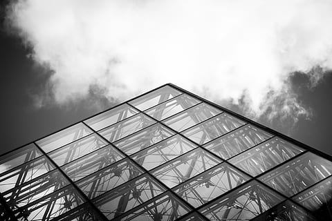 fotografia in scala di grigi, costruzione di facciate continue, Senza titolo, finestra, bicchiere, cielo, nube, angolo, architettura, struttura, bianco e nero, metallo, persiana di ventilazione, Francia, Pari, costruzione, casa di vetro, struttura costruita, nuvola - cielo, Inquadratura dal basso, forma triangolare, natura, moderno, esterno dell'edificio, nessuno, forma, vetro - materiale, forma geometrica, giorno, modello, all'aperto, città, forma piramidale, design, 5K, CC0, dominio pubblico, privo di copyright
