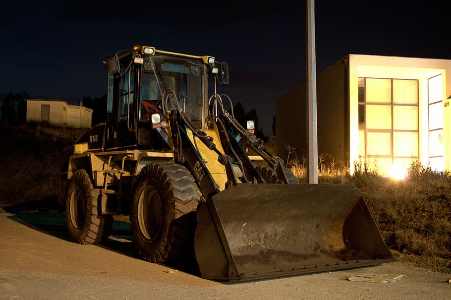 eines de màquina, construcció, nit, llums, urbà, lloc de construcció, maquinària, maquinària de construcció, motor de terra, indústria, vehicle de construcció, transport, industria de la construcció, vehicle terrestre, excavadora, manera de transport, carretera, cel, naturalesa, desenvolupament, a l'aire lliure, cap gent, treball, equipament industrial, equips de construcció, pols, 5K