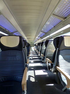 treno, prima classe, scomparto, carro, compartimento passeggeri, viaggio, mezzi di trasporto, modo di trasporto, interno del veicolo, posto a sedere, sedile del veicolo, trasporto pubblico, aereo, vuoto, veicolo aereo, assenza, luce del sole, di fila, prospettiva decrescente, giorno, in casa, nessuno, trasporto ferroviario, soffitto, sedile dell'aereo, corridoio, lusso, 4K, CC0, dominio pubblico, privo di copyright