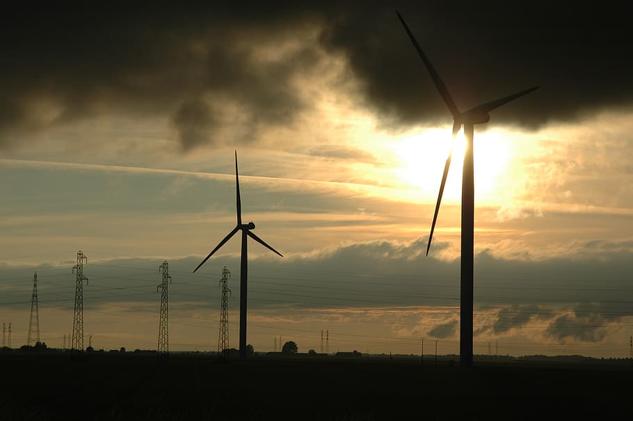 eoliennes, tempesta, núvols, cel, posta de sol, energia eòlica, generació de combustible i energia, turbina, aerogenerador, energia renovable, medi ambient, conservació del medi ambient, energia alternativa, núvol - cel, tecnologia, camp, naturalesa, paisatge, electricitat, terra, silueta, escena rural, cap gent, Font d'alimentació, recursos sostenibles, a l'aire lliure, vent, poder a la natura, 2K