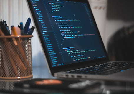 virou, notebook, seletivo, foto de foco, computador portátil ligado, escritório, computador portátil, codificação, desenvolvedor, programação, tecnologia, computador, comunicação, tecnologia sem fio, conexão, o negócio, dentro de casa, ocupação, mesa, fechar-se, ninguém, equipamentos de informática, mobília, teclado, trabalhando, Internet, teclado de computador, 5K, CC0, domínio público, royalty free