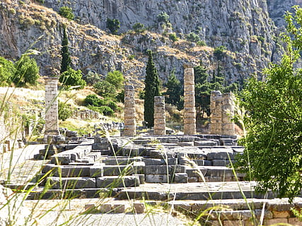 griuvėsiai, stulpelius, Delphi, klasikinis, senovės, istorinis, paveldą, Graikija, marmuras, archeologija, garsus, paminklas, romėnų, pastatas, istorija, senas griuvimas, architektūra, žinoma vieta, kelionė, sugriauta, kultūros, akmens medžiaga, turizmą, praeitis, augalų, pastatyta struktūra, pobūdį, dieną, medis, nėra žmonių, senovės civilizacija, kalnas, kietas, kelionės tikslai, Rokas, roko objektas, roko formavimas, lauke, formavimas, 4K, CC0, Viešasis domenas, nemokamai