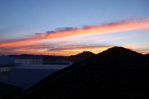 tramonto, nuvole, pace, cielo, architettura, nuvola - cielo, struttura costruita, esterno dell'edificio, natura, costruzione, nessuno, colore arancione, bellezza nella natura, Casa, scenics - natura, all'aperto, tetto, quartiere residenziale, acqua, crepuscolo, cielo drammatico, la tranquillità, cielo romantico, 2K, CC0, dominio pubblico, privo di copyright