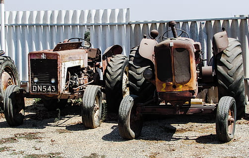 traktorer, gammel, maskine, udstyr, rusten, antik, landdistrikterne, forladt, transportmidler, dag, udendørs, ingen mennesker, dæk, transportform, land køretøj, sollys, natur, motor køretøj, forældet, kørt ned, stationær, forringelse, lastbil, nedgang, beskadiget, rigtige mennesker, hjul, 4K, CC0, offentligt domæne, royaltyfrie