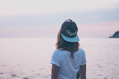 foto de silueta, hembra, cuerpo, agua, silueta, foto, cuerpo de agua, mujer, mar, al aire libre, una persona, naturaleza, adulto, gente, etnia caucásica, vacaciones, día, vista trasera, imagen en color, verano, playa, cielo, hembras, hora del dia, arena, Solo mujeres, solo una mujer, actividad de ocio, ropa casual, cintura para arriba, tierra, gente real, sombrero, estilos de vida, en pie, niño, infancia, ropa, peinado, 4K, CC0, dominio público, libre de derechos