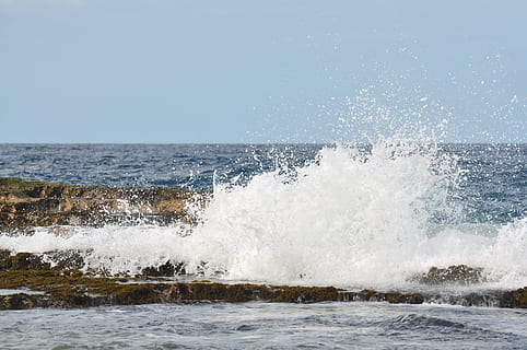onades, penya-segats, escuma, aigua, mar, onada, moviment, esquitxades, trencament, poder a la natura, bellesa a la natura, poder, cel, xoc, naturalesa, rock, esport, cap gent, colpejar, sòlid, aspre, força, horitzó sobre l’aigua, a l'aire lliure, 4K, CC0, domini públic, lliure de regalies