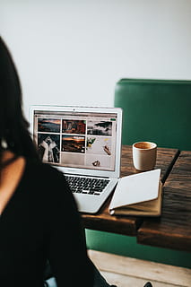macbook air, tavolo, donna, analizzare, cercare, guardare, immagini, il computer portatile, lavoro, computer, caffè, tecnologia, bere, tecnologia wireless, tazza, cibo e bevande, comunicazione, boccale, in casa, rinfresco, una persona, connessione, tazza di caffè, messa a fuoco selettiva, schermo, dispositivo di informazione portatile, persone reali, usando il portatile, bicchiere, 5K, CC0, dominio pubblico, privo di copyright