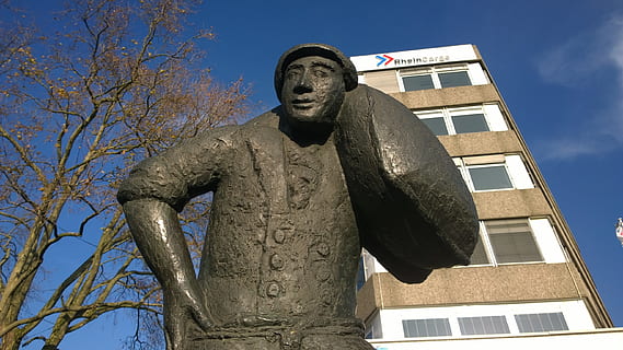 pracovníků, socha, neuss, práce, přístav, dopravce, sochařství, architektura, nebe, umění a řemesla, nízký úhel pohledu, lidské zastoupení, strom, Příroda, stavba, nikdo, zastoupení, exteriér budovy, mužská podobnost, den, rostlina, modrý, řemeslo, tvořivost, venku, 2K, CC0, veřejná doména, bez autorských práv