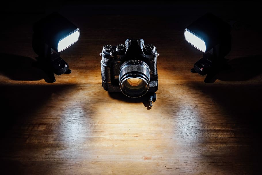 negre, càmera dslr, fosc, habitació, càmera dslr negra, càmera, sessió de fotos, llum, Speedlite, disparar, len, 56 mm, xt2, fujifilm, tecnologia, a l'interior, temes de fotografia, càmera - equip fotogràfic, taula, cap gent, material de fusta, natura morta, vista d’angle alt, lent - instrument òptic, equip fotogràfic, estil retro, color negre, primer pla, llum - fenomen natural, il·luminat, sol objecte, càmera digital, antiguitat, càmera slr, llum elèctrica, 4K