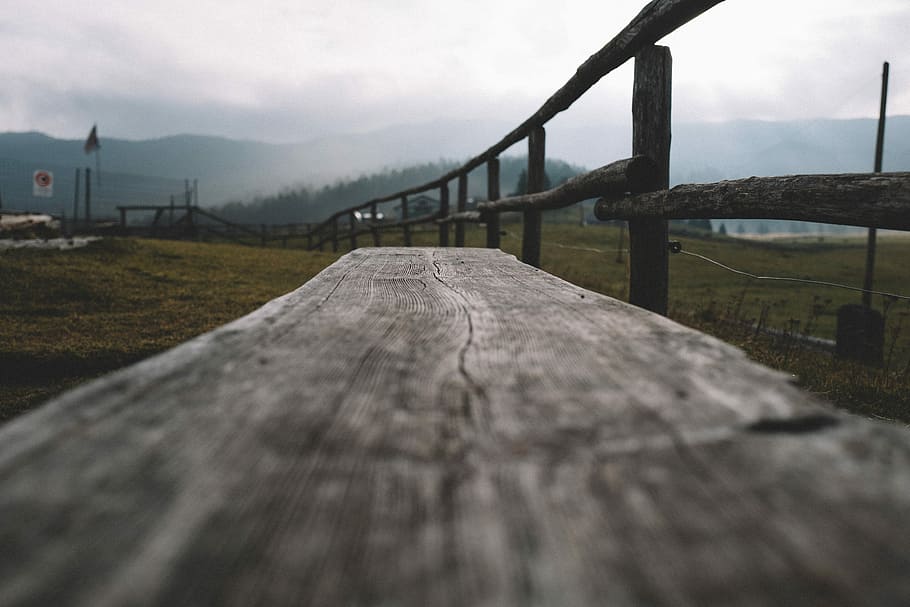 selektivní, zaostřovací fotografie, zemědělské lavice, hnědý, dřevěný, plot, zelená, travnaté hřiště, vlajka, mlha, mrak, nebe, Příroda, mrak - nebe, směr, cesta vpřed, stavba, nikdo, dřevo - materiál, architektura, zábradlí, krajina, pěšina, spojení, životní prostředí, povrchu, most, venku, den, selektivní zaměření, přistát, most - mužská konstrukce, perspektiva, dřevo, 5K