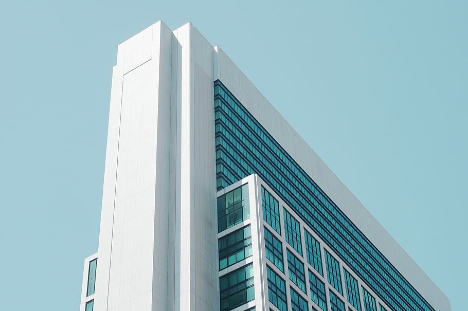 fotografia d'angle baix, blanc, concret, emmarcat, paret de cortina, de gran alçada, edifici, blau, cel, angle baix, fotografia, edifici alt, cel blau, arquitectura, modern, estructura construïda, gratacels, exterior de l'edifici, edifici d'oficines, negocis, escena urbana, finestra, torre, ciutat, façana, vista d’angle baix, cel clar, exterior d’edifici d’oficines, oficina, naturalesa, dia, cap gent, vidre - material, a l'aire lliure, llum solar, 4K