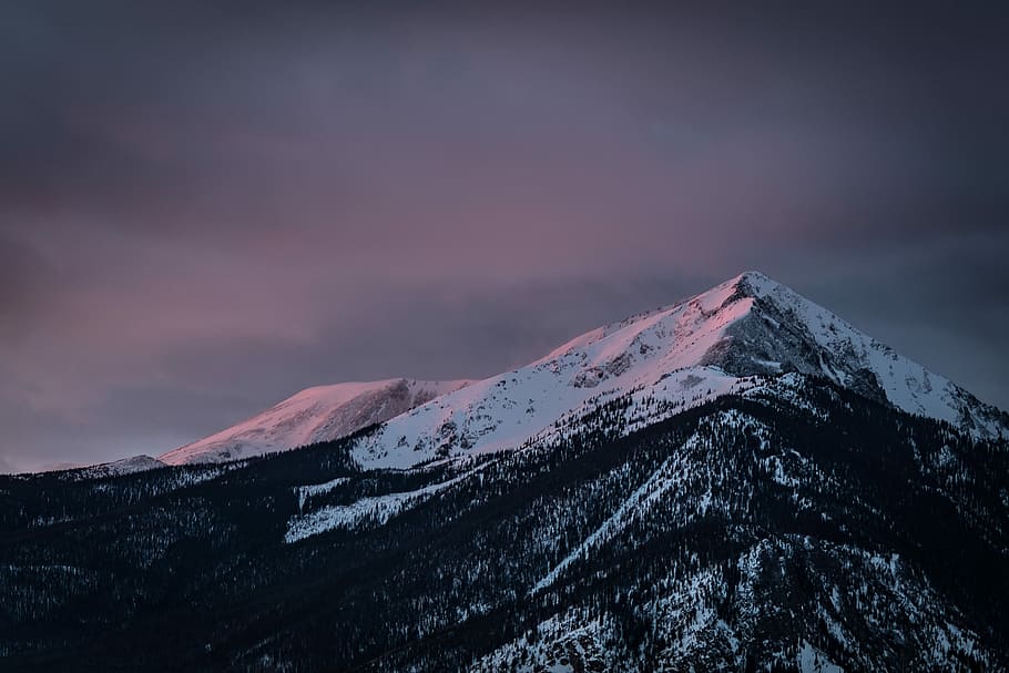 sne, udjævnede, bjerg, sort, overskyet, dag, snowcap mountain, topmøde, spids, himmel, nat, solnedgang, solopgang, is, træ, Skov, klippe, kontrast, hvid, skønhed i naturen, scenics - natur, vinter, snedækket bjerg, kold temperatur, sky - himmel, ro, natur, bjergkæde, rolig scene, ingen mennesker, landskab, ikke-urbane scene, bjergtop, idyllisk, skumring, 4K