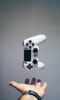 bianca, sony, PS4, DualShock, controllore, persona, palma, 4, senza fili, xbox, tecnologia, gioco, mano umana, mano, parte del corpo umano, una persona, detenzione, parte del corpo, persone reali, in casa, dito umano, dito, persona irriconoscibile, attività di svago, cultura artistica e intrattenimento, stili di vita, prospettiva personale, concentrarsi sulle conoscenze acquisite, avvicinamento, copia spazio, Colore bianco, arto umano, 5K, CC0, dominio pubblico, privo di copyright
