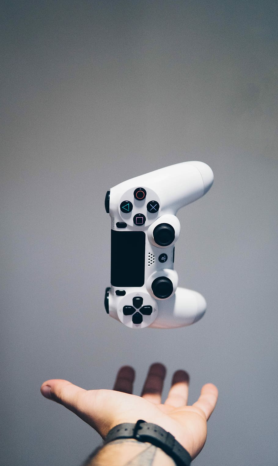 blanc, sony, ps4, dalshock, controlador, persona, palmell, 4, sense fils, xbox, tecnologia, joc, mà humana, mà, part del cos humà, una persona, celebració, part del cos, persones reals, a l'interior, dit humà, dit, persona irreconeixible, activitat d'oci, cultura i entreteniment artístic, estils de vida, perspectiva personal, centrar-se en primer pla, primer pla, còpia espai, Color blanc, extremitat humana, 5K