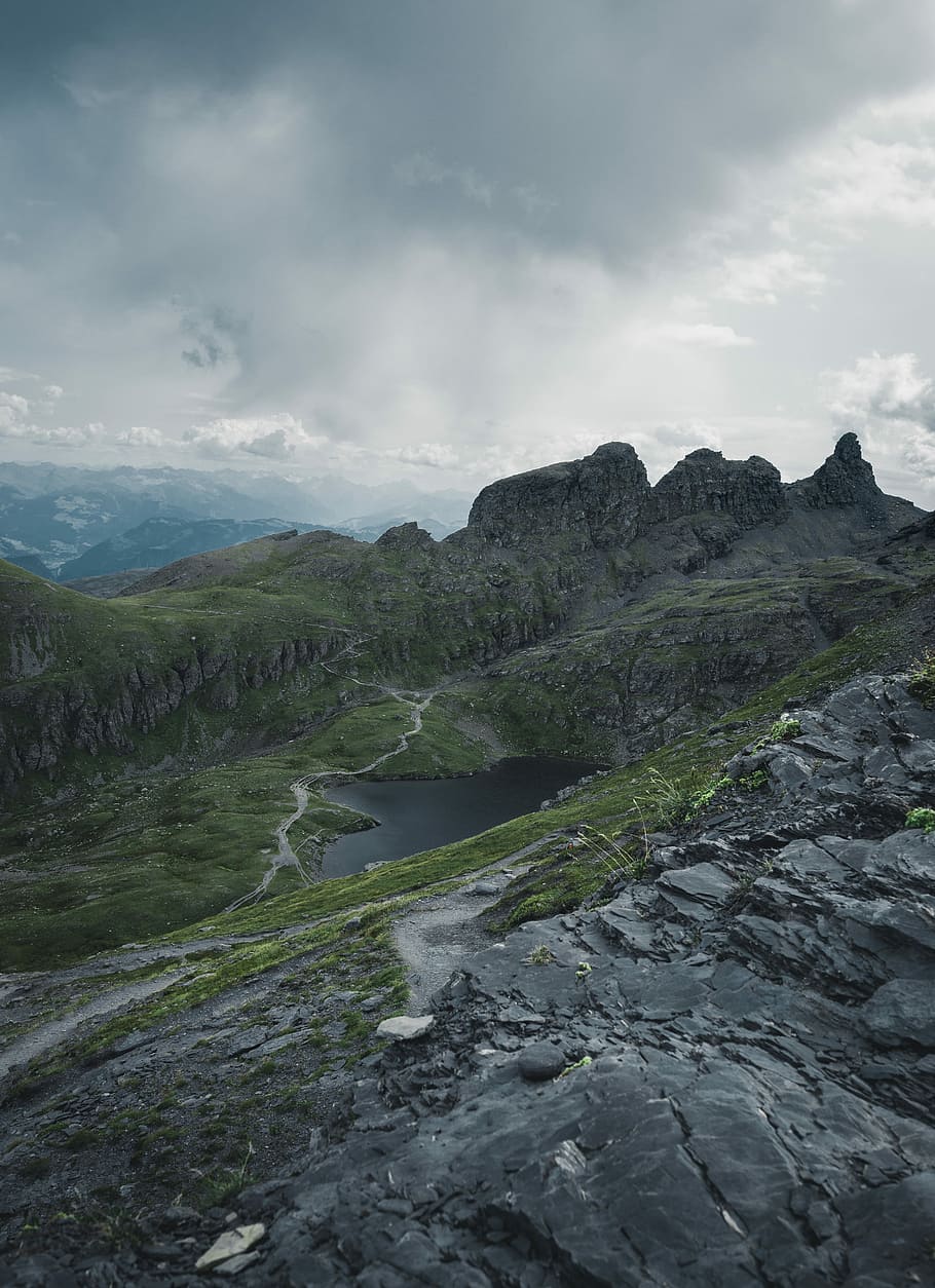 bird-view, foto, grigio, Formazioni rocciose, aereo, vista, verde, cielo montagna, giorno, montagna, nube, roccia, paesaggio, erba, lago, traccia, sentiero, pietra, nebbia, nero, citazione, voglia di girovagare, vagare, nuvola - cielo, scenics - natura, bellezza nella natura, cielo, la tranquillità, scena tranquilla, scena non urbana, natura, nessuno, ambiente, catena montuosa, acqua, a distanza, solido, terra, all'aperto, formazione, acqua corrente, fluente, 5K