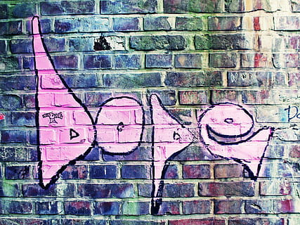 graffiti rosa drogato, parete, facciata, modello, colore, graffitti, facciata, modello, pietre, sfondo, muro di pietra, mattoni, colorato, struttura, opere murarie, architettura, casa, rosa, costruzione, vecchio, graffiti, vernice spray, muro di mattoni, arte di strada, giorno, comunicazione, mattone, caratteristica della parete, arte e artigianato, creatività, struttura costruita, testo, nessuno, fotogramma intero, sfondi, sceneggiatura occidentale, all'aperto, esterno dell'edificio, murale, Messaggio, 1080P, CC0, dominio pubblico, privo di copyright