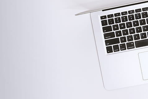 meja tulis, laptop, macbook, komputer, elektronik, keyboard, teknologi, teknologi nirkabel, menyalin ruang, komunikasi, koneksi, dalam ruangan, papan ketik komputer, perangkat komputer, tembakan studio, latar belakang putih, tidak ada orang, Internet, bisnis, merapatkan, warna putih, peralatan, jaringan komputer, kunci komputer, kosong, 4K, CC0, domain publik, bebas royalti