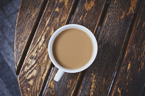 Cafe, Tabelle, Holz, Getränk, Tasse, Essen und Trinken, Erfrischung, Becher, Holz - Material, heisses Getränk, Kaffee, Kaffee trinken, High Angle View, Tee - heißes Getränk, Tee, Kaffeetasse, drinnen, keine Leute, direkt darüber, Teetasse, Stillleben, Geschirr, Holzmaserung, 5K, CC0, gemeinfrei, lizenzfrei