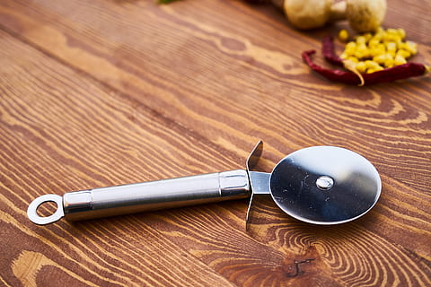 runder silberner Allesschneider, Tabelle, Pizza, hacken, Messer, Kreis, Ägypten, Gemüse, Waren, Artefakt, Metall, Scharf, runden, Hintergründe, Restaurant, Foto, Lebensmittel, Teig, köstlich, wunderschönen, Makro, Detail, Essen Foto, Hintergrund, Ernährung, Küche, Produktfoto, Fotografie, Holz - Material, Essen und Trinken, drinnen, Stillleben, keine Leute, High Angle View, Küchenutensilien, Essgeschirr, Nahansicht, Löffel, Frische, Wohlbefinden, Haushaltsausstattung, Zutat, Holzmaserung, silberfarben, Geschirr, 5K, CC0, gemeinfrei, lizenzfrei
