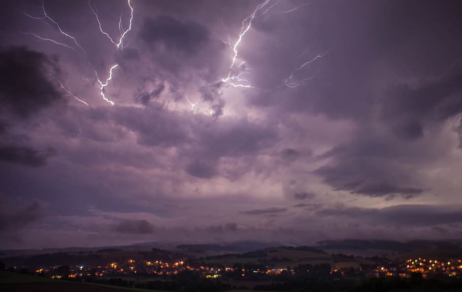 llamps, trons, temps, núvol - cel, cel, tempesta, poder a la natura, poder, bellesa a la natura, senyal d'advertència, núvol de tempesta, cel dramàtic, naturalesa, medi ambient, signe, cloudscape, escenics - natura, núvol, nit, cap gent, a l'aire lliure, ominós, fosc, paisatge urbà, meteorologia, 2K