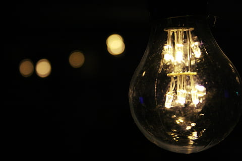 fotografia del bulbo, luce, tecnologia, creatività, lampadina, elettricità, avvicinamento, idee, filamento, luce elettrica, sfondo nero, stanza buia, illuminato, nessuno, notte, in casa, attrezzatura per l'illuminazione, vetro - materiale, buio, trasparente, sospeso, luce - fenomeno naturale, sfera, copia spazio, raggiante, luminosità, lusso, vita notturna, lampada elettrica, Alimentazione elettrica, 4K, CC0, dominio pubblico, privo di copyright