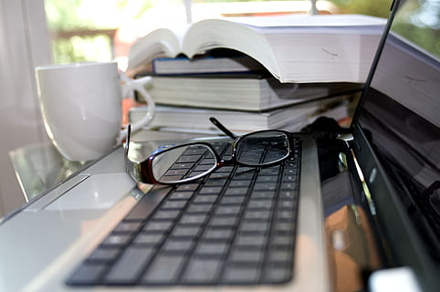Óculos, pc, computador, maçã, tela, xícara de café, oculos escuros, pilha de livros, computador desktop, o negócio, rede, Internet, equipamento, tecnologia, trabalhos, escritório em casa, escritório, teclado, rato, escrever, estudar, estudos, livro, leitura, ler, aluna, digital, ambiente de trabalho, organização, marketing, designar, estilista, conceito, criação, eletrônicos, surfar, comunicação, papel de parede, computador portátil, teclado de computador, mesa, tecnologia sem fio, mobília, conexão, óculos, dentro de casa, publicação, foco seletivo, Educação, papel, fechar-se, usando laptop, papelada, estudando, 2K, CC0, domínio público, royalty free