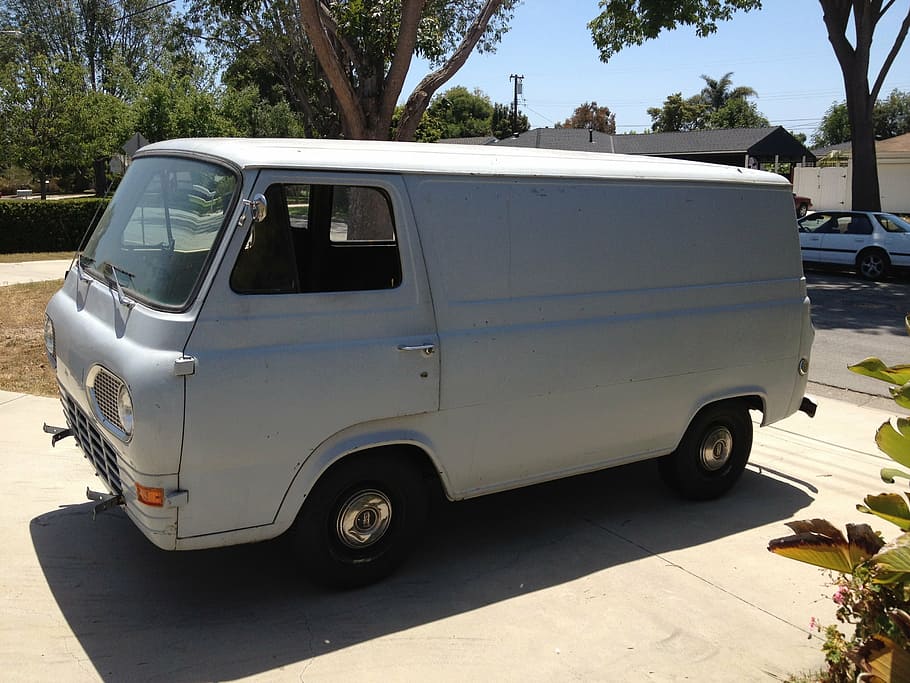 classico, bianca, furgone, Marrone, verde, alberi, furgone bianco, guado, econoline, modo di trasporto, veicolo terrestre, mezzi di trasporto, veicolo a motore, auto, giorno, città, strada, albero, stazionario, nessuno, luce del sole, all'aperto, pianta, natura, parcheggio, van - vehicle, ombra, pick-up, 2K