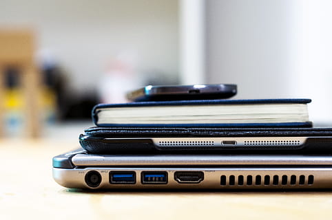 smartphones de primer pla, llibres, taula, portàtil, ordinador, ipad, tauleta, tecnologia, quadern, mòbil, smartphone, objectes, negocis, oficina, escriptori, pila, a l'interior, centrar-se en primer pla, cap gent, grup d'objectes, primer pla, dia, natura morta, enfocament selectiu, grup mitjà d'objectes, música, color negre, estil retro, còpia espai, publicació, educació, elecció, 4K, CC0, domini públic, lliure de regalies