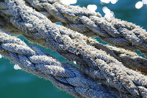 Seil, alt, Makro, solide, Detail, Marine, maritim, grau, Küste, Strand, Notfall, Hintergrund, Schiff, verbinden, in Verbindung gebracht, Wasserfahrzeug, gebundener Knoten, Meer, Nahansicht, Stärke, keine Leute, Fokus auf den Vordergrund, Tag, Wasser, Transport, texturiert, Natur, Blau, verdrehte, Transportmittel, Muster, draußen, Sonnenlicht, gebunden, Segelboot, Yacht, nautische Ausrüstung, 5K, CC0, gemeinfrei, lizenzfrei