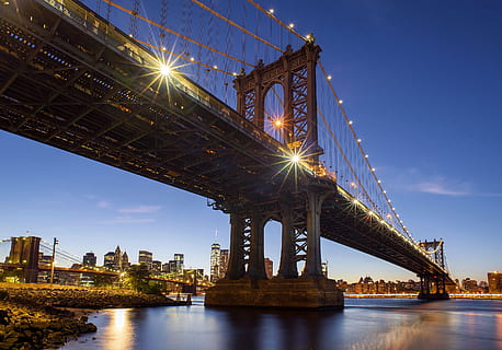 nou, York, fotografia d'angle baix, pont de Manhattan, el centre de Manhattan, edifici, pont, cable, ciutat, arquitectura, nova York, Manhattan - Nova York, brooklyn - new york, EUA, pont de Brooklyn, lloc famós, riu aquest, paisatge urbà, riu, pont - estructura feta per l'home, horitzó urbà, Estat de Nova York, escena urbana, districte del centre de la ciutat, Manhattan inferior, riu Hudson, estructura construïda, gratacels, vida de ciutat, nit, vespre, cel, referent internacional, aigua, il·luminat, connexió, transport, destinacions de viatge, naturalesa, vista d’angle baix, cap gent, exterior de l'edifici, davant del mar, flare de la lent, a l'aire lliure, exterior d’edifici d’oficines, 2K, CC0, domini públic, lliure de regalies