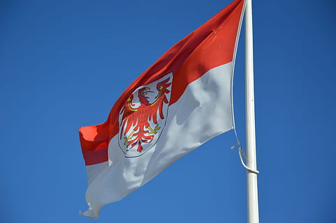 Flagge, Brandenburg, roter Adler, Wind, Symbol, Himmel, Blau, winken, Pole, Patriotismus, Umgebung, rot, Natur, keine Leute, Flachwinkelansicht, Tag, klarer Himmel, kopieren sie platz, Bewegung, sonnig, Stolz, gestalten, draußen, nationale Ikone, 5K, CC0, gemeinfrei, lizenzfrei
