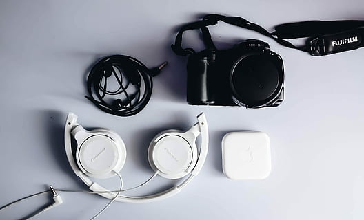 hvid, trådede, hovedtelefoner, sort, kamera, tech, kabler, tråd, indendørs, studio skud, ingen mennesker, høj vinkel visning, direkte over, stilleben, hvid baggrund, teknologi, elektricitet, tæt på, medium gruppe af objekter, mad og drikke, sort farve, gruppe af objekter, fotografering temaer, mad, kabel, valg, Strømforsyning, 2K, CC0, offentligt domæne, royaltyfrie
