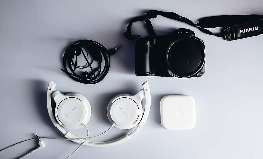 hvid, trådede, hovedtelefoner, sort, kamera, tech, kabler, tråd, indendørs, studio skud, ingen mennesker, høj vinkel visning, direkte over, stilleben, hvid baggrund, teknologi, elektricitet, tæt på, medium gruppe af objekter, mad og drikke, sort farve, gruppe af objekter, fotografering temaer, mad, kabel, valg, Strømforsyning, 2K