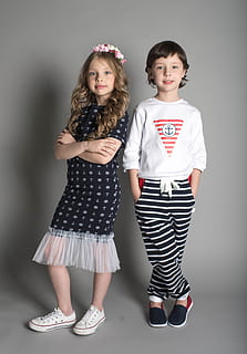 to, jenter, stående, ved siden av, grå, vegg, modell, guttmodell, posering, studio, barn, gutt, pent, fotografering, baby, utsikt, klær, reklame klær, barn fotograf, sportstil, sportsklær, bakgrunn, gutt og jente, unge modeller, modellering, barndom, kvinner, to mennesker, ser på kameraet, hunner, samvær, innendørs, portrett, søsken, liming, søster, full lengde, forfra, smilende, familie, uskyld, positiv følelse, 4K, CC0, offentlig domene, opphavsrett gratis