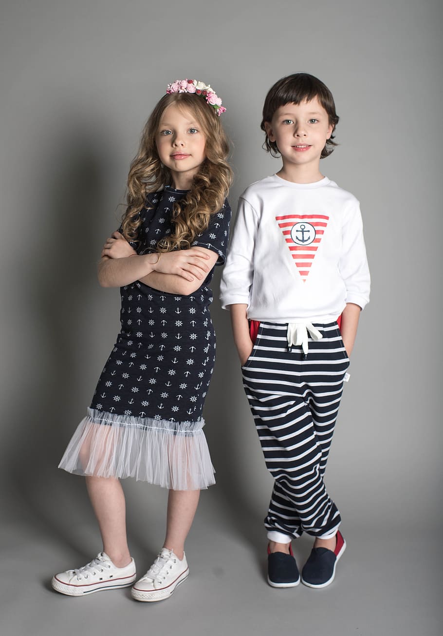 to, piger, stående, ved siden af, grå, væg, model, dreng model, udgør, studie, barn, dreng, pænt, Photo shoot, børn, baby, udsigt, tøj, reklametøj, børn fotograf, sportstil, sportstøj, baggrund, Dreng og pige, unge modeller, modellering, barndom, Kvinder, to personer, kigger på kameraet, hunner, samvær, indendørs, portræt, søskende, bonding, søster, fuld længde, forfra, smilende, familie, uskyld, positive følelser, 4K