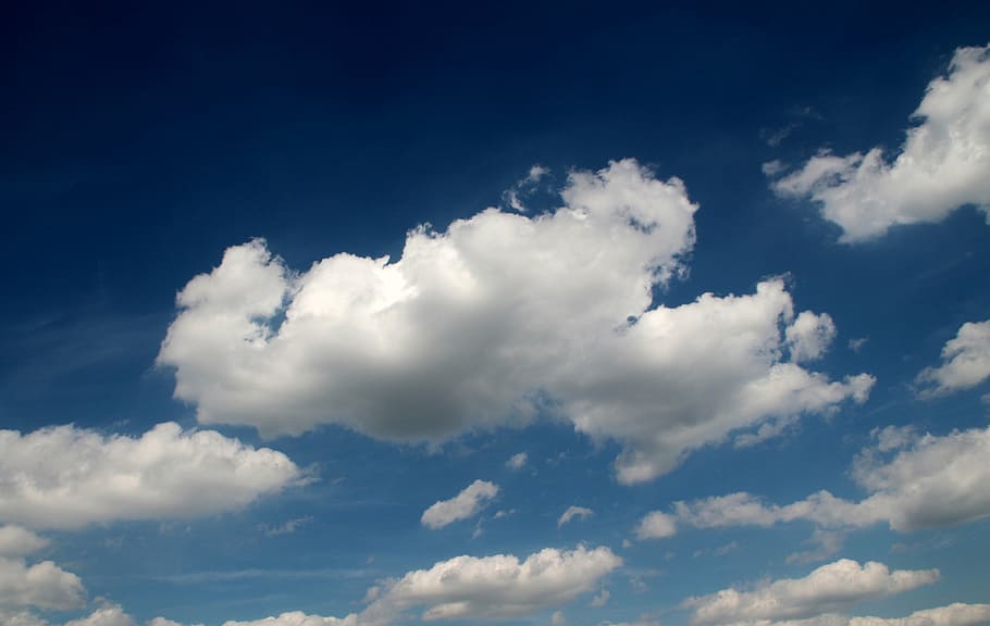Wolken, Wolke, Kumuluswolken, Blau, Stahlblau, sonnig, wunderschönen, Sommer-, Natur, Wetter, Hintergründe, draußen, Luft, Tag, Himmel, wolke - himmel, Weiß, Wolkengebilde, Kumuluswolke, Platz, szenen, Szenen - Natur, Schönheit in der Natur, Atmosphäre, Umgebung, Ruhe, flauschige, keine Leute, bedeckt, Wind, weiße Farbe, idyllisch, Sonnenlicht, Meteorologie, hell, Weichheit, Klima, sauber, 4K
