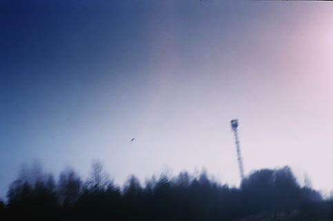 violet cer, violet, cer, abstract, natură, în aer liber, albastru, industrie, fumul - structura fizică, stack de fum, noapte, vedere unghiulară joasă, copac, nici o persoana, nor - cer, plantă, fabrică, spațiu copie, siluetă, poluare, probleme de mediu, zi, mediu inconjurator, poluarea aerului, 2K, CC0, domeniu public, fără drepturi de autor