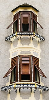 architektūra, langas, fasadas, senas, senas langas, hauswand, užraktas, pakreiptas, atviras, lango langas, mediniai langai, istoriškai, pastato išorė, pastatyta struktūra, namas, balkonas, pastatas, nėra žmonių, žemas kampo vaizdas, gyvenamasis rajonas, dieną, sienų kūrimo funkcija, lauke, durys, įėjimas, turėklai, sienos, uždaryta, puošnus, metālkalumi, 5K, CC0, Viešasis domenas, nemokamai