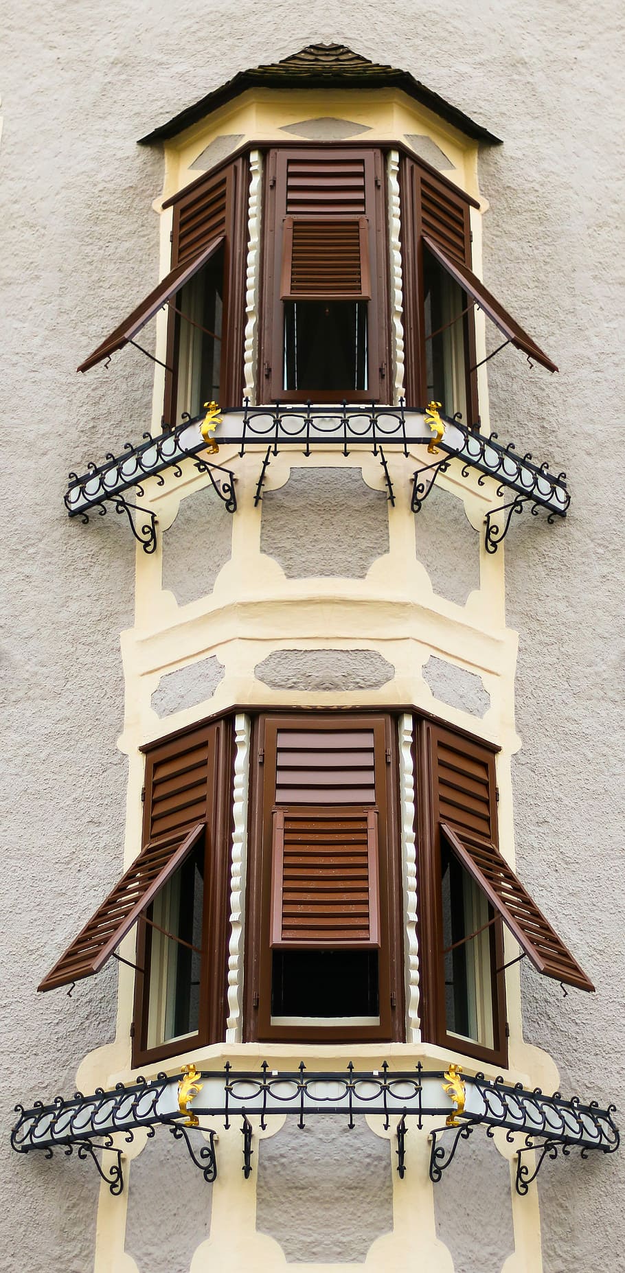 arkitektur, vindue, facade, gammel, gammelt vindue, hauswand, lukker, vippes, åben, bay vindue, trævinduer, historisk, bygning udvendig, bygget struktur, hus, balkon, bygning, ingen mennesker, lav vinkel visning, boligområde, dag, murbygningsfunktion, udendørs, dør, indgang, rækværk, væg, lukket, udsmykkede, smedejern, 5K