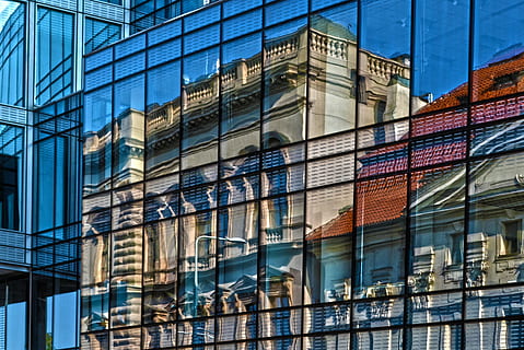 klar, Vorhangfassade, Reflexion, grau, Beton, genommen, tagsüber, Gebäude, Fenster, Glas, die Architektur, Prag, Glas - Material, Gebäudehülle, Fassade, Bürogebäude außen, gebaute Struktur, modern, futuristisch, draußen, Stadt, Büro, Flachwinkelansicht, keine Leute, Tag, Hintergründe, Vollbild, Blau, Muster, Wolkenkratzer, 2K, CC0, gemeinfrei, lizenzfrei