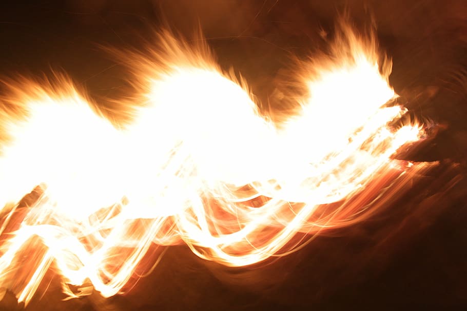 aleatòria, flames, foguera, nit, combustible, torxes, flama, cremar, cremant, foc, foc - fenomen natural, calor - temperatura, naturalesa, moviment, cap gent, color taronja, fons, signe, brillant, moviment borrós, senyal d'advertència, comunicació, resum, groc, primer pla, infern, fons negre, 4K