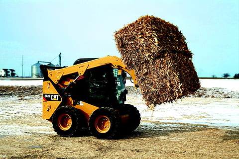 Radlader, Lader, Kompaktlader, Katze, 242d, Haufen, Wird geladen, Raupe, Baumaschine, Bauarbeiten, Arbeitsmaschine, Klinge, Erdbewegung, Technologie, schwer, Konstruktion, Stroh, bauer, das Vieh, landwirtschaftlich, Natur, Land, Tag, Transport, Landfahrzeug, Himmel, Transportmittel, keine Leute, Pflanze, draußen, Feld, Baum, Sonnenlicht, Stapel, Heu, Umgebung, Strand, klarer Himmel, LKW, landwirtschaftliche Maschinen, Rad, Reifen, 2K, CC0, gemeinfrei, lizenzfrei