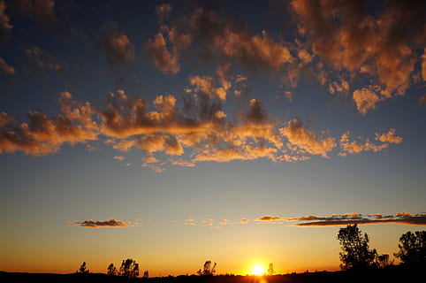 puesta de sol, nubes, Dom, naranja, cielo, paisaje, noche, cielo del atardecer, tranquilo, al aire libre, naturaleza, belleza en la naturaleza, escena tranquila, nadie, nube - cielo, paisajes - naturaleza, tranquilidad, silueta, árbol, planta, color naranja, idílico, ambiente, vista de ángulo bajo, escena no urbana, luz del sol, 4K, CC0, dominio público, libre de derechos