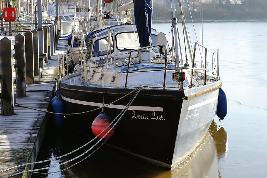 Hafen, Stiefel, Winter, Eis, leeren, Ostfriesland, Wasser, Seemann, Anlegesteg, Spiegeln, Wasserfahrzeug, Transport, Transportmittel, festgemacht, Tag, Reflexion, Natur, keine Leute, Ufergegend, Seil, Meer, draußen, Seebrücke, Fischereiindustrie, Sonnenlicht, Segelboot, verankert, Fischerboot, 5K