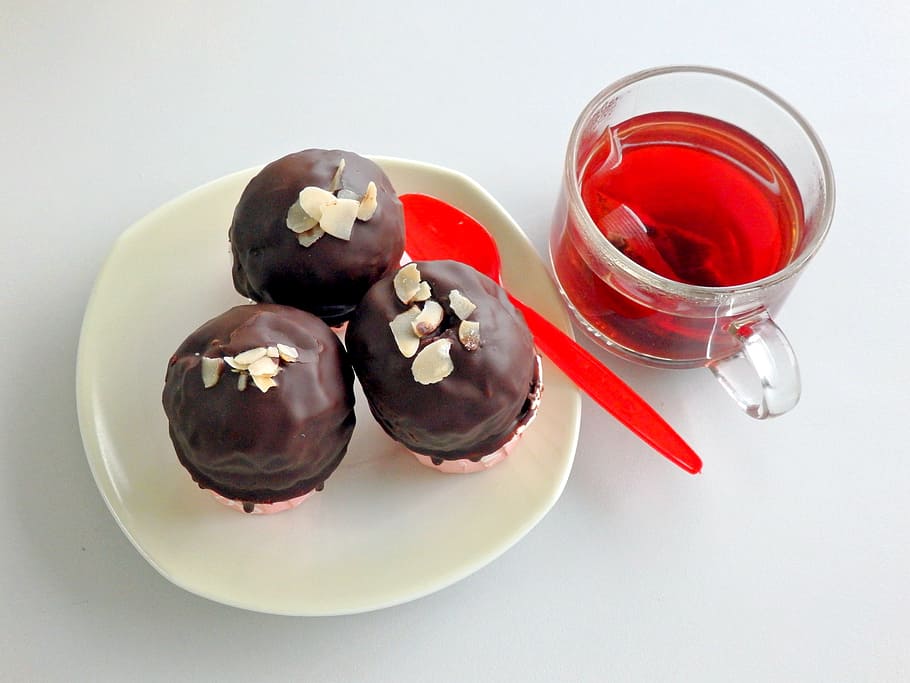roter Tee, Brot, Tasse, Snack, Dessert, Süss, Schokolade, braun, Lebensmittel, Cafe, backen, Essen, Essen und Trinken, Frische, drinnen, Tabelle, Stillleben, weißer Hintergrund, Studioaufnahme, Süßes Essen, High Angle View, Glas, keine Leute, rot, Genuss, fertig für den Verzehr, Erfrischung, Getränk, Teller, Versuchung, 1080P