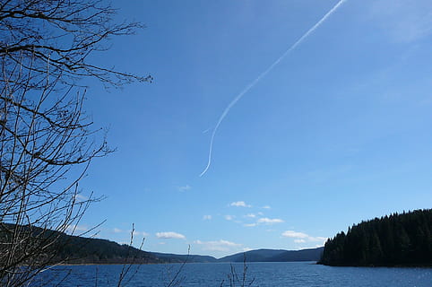 cer, Contrail, nori, albastru, clar, însorit, apă, bancă, avioane, pădure, estetic, copac, ușoară, natură, lac, orizont, frumusețe în natură, scenice - natura, plantă, o scenă liniștită, traseu de vapori, liniște, nor - cer, nici o persoana, Munte, zi, scenă non-urbană, arbore gol, în aer liber, vedere unghiulară joasă, 1080P, CC0, domeniu public, fără drepturi de autor