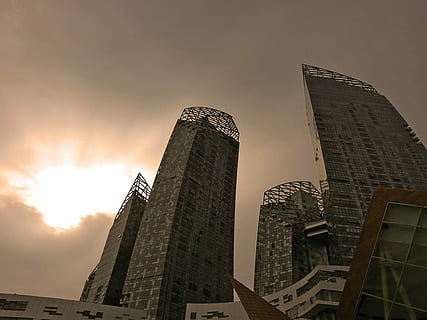 lavvinkelfotografering, højhus, bygninger, sol, skinner, grå, skyer, low-angle, fotografering, højhuse, skinner igennem, skyskraber, arkitektur, bybilledet, by skyline, by, urban scene, bygget struktur, bygning udvendig, tårn, downtown distriktet, berømte sted, himmel, arkitektur og bygninger, moderne, solnedgang, ingen mennesker, bygning, kontorbygning udvendig, natur, høj - høj, lav vinkel visning, rejsemål, sky - himmel, sollys, boligområde, finansdistrikt, 720P, CC0, offentligt domæne, royaltyfrie
