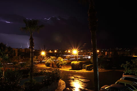 nube, nuvole, buio, elettricità, fulmine, notte, palma, pioggia, cielo, tempesta, tempestoso, tuono, albero, tempo metereologico, illuminato, lampione, città, strada, architettura, struttura costruita, natura, pianta, acqua, nessuno, esterno dell'edificio, mezzi di trasporto, veicolo a motore, auto, modo di trasporto, attrezzatura per l'illuminazione, all'aperto, canale, potere in natura, 4K, CC0, dominio pubblico, privo di copyright