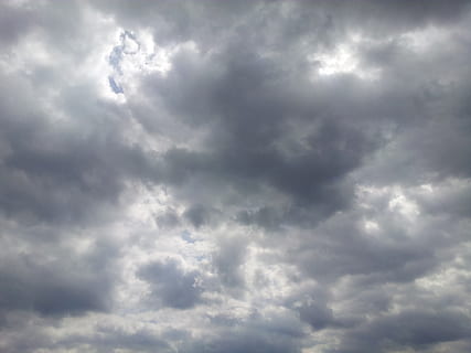céu, nuvens, nuvem relâmpago, nuvem, clima, parcialmente nublado, Sombrio, tormentoso, chuva, nuvem - céu, beleza na natureza, visão de baixo ângulo, ninguém, natureza, tranquilidade, dia, scenics - natureza, cloudscape, ao ar livre, nublado, origens, céu dramático, cena tranquila, tempestade, idílico, luz solar, meio Ambiente, meteorologia, sinistro, 2K, CC0, domínio público, royalty free